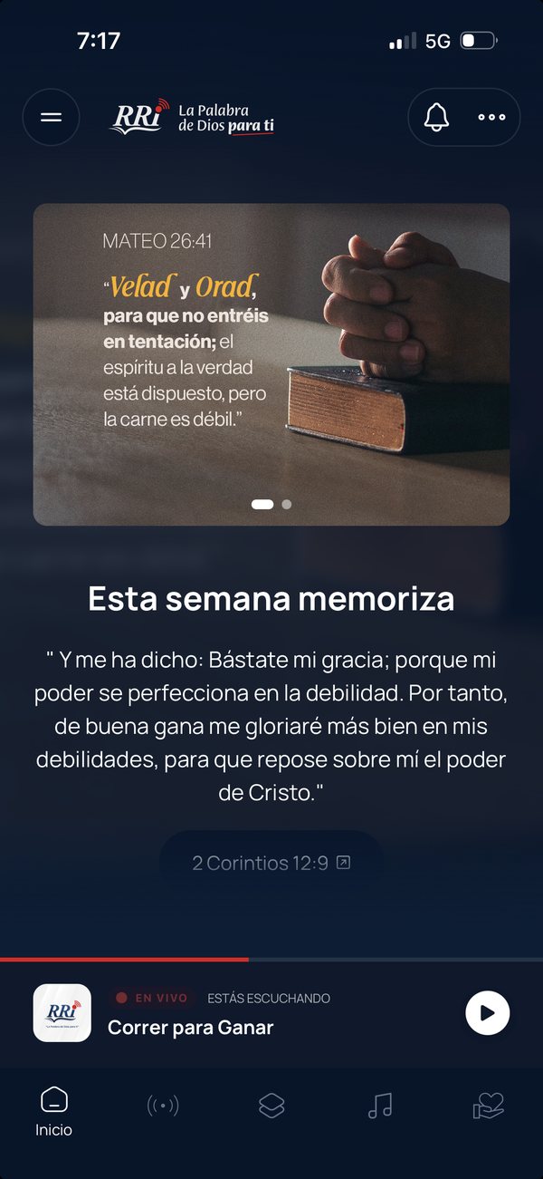 Pantalla de inicio de la app RRI con el versículo de la semana y el reproductor en vivo